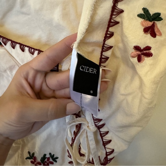 ❌ SOLD ❌ Cider Cotton-blend Square Neck Top with Floral Embroidery - Picture 6 of 7